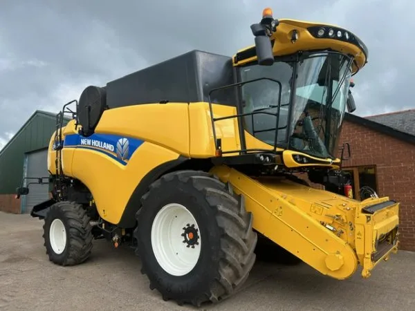 2. Cosechadora New Holland CX8.70