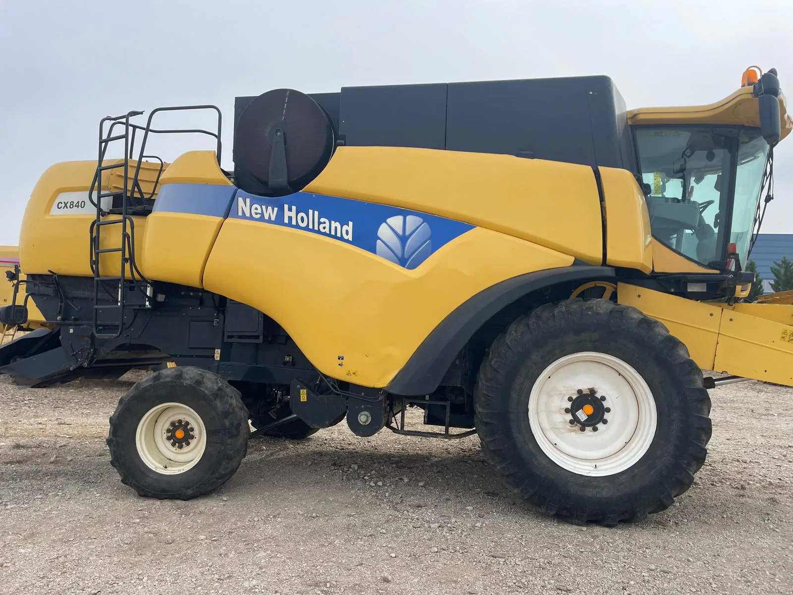 2. Cosechadora New Holland CX840